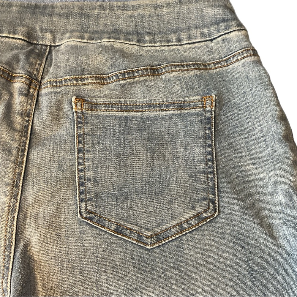Chico's Sz 1.5 (Sz 10) Capri Jeans Pull On Light Wash 91% Cotton 2% Spandex - Picture 9 of 13